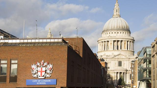 links im Bild eine der berühmtesten Bildungsstätten des Landes, die City of London School. Im Hintergrund die St.-Pauls-Kathedrale.