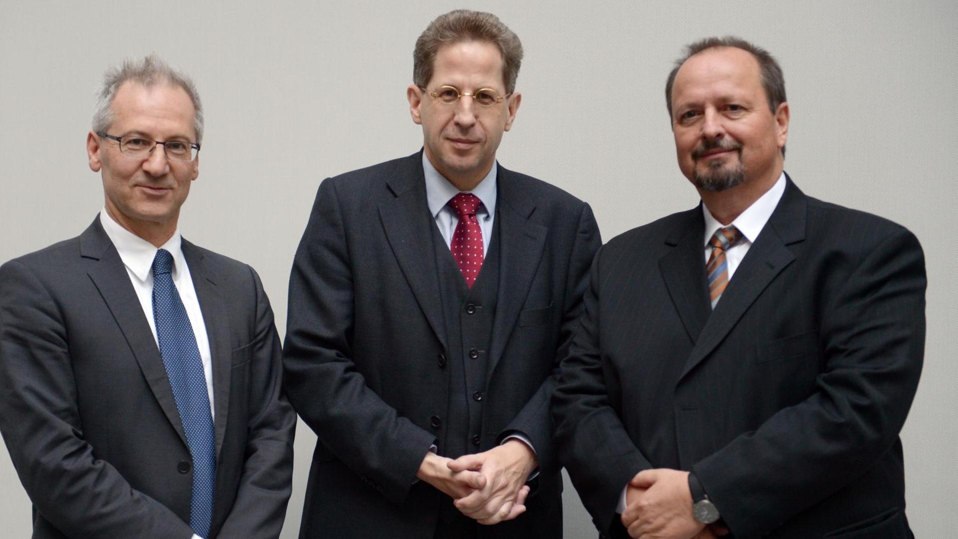 Die Historiker Michael Wala (r) und Constantin Goschler (l) und der BfV-Präsident Hans-Georg Maaßen stehen am 01.10.2013 in der Bundespressekonferenz in Berlin