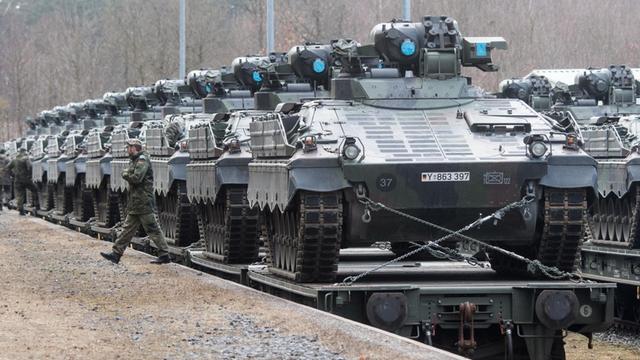 Schützenpanzer des Typs Marder werden am 21.02.2017 auf dem Truppenübungsplatz Grafenwöhr (Bayern) auf einen Zug verladen.
