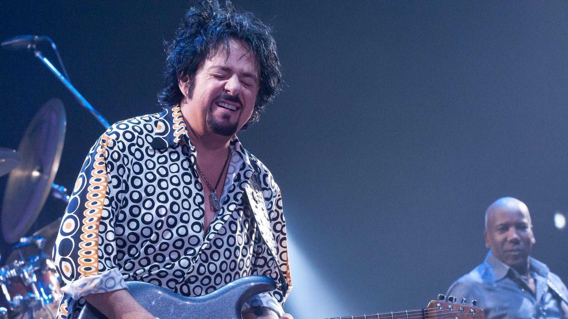 Der Musiker Steve Lukather spielt auf einer Gitarre. Der Musiker Steve Lukather spielt auf einer Gitarre.