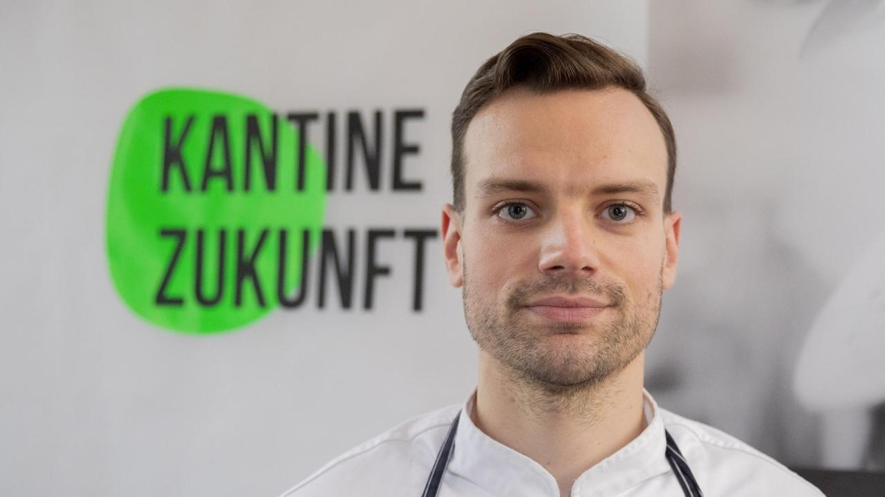 Patrick Wodni steht nach einer Pressekonferenz zur Vorstellung der "Kantine Zukunft Berlin" neben dem Logo des Projektes. Patrick Wodni steht nach einer Pressekonferenz zur Vorstellung der "Kantine Zukunft Berlin" neben dem Logo des Projektes.