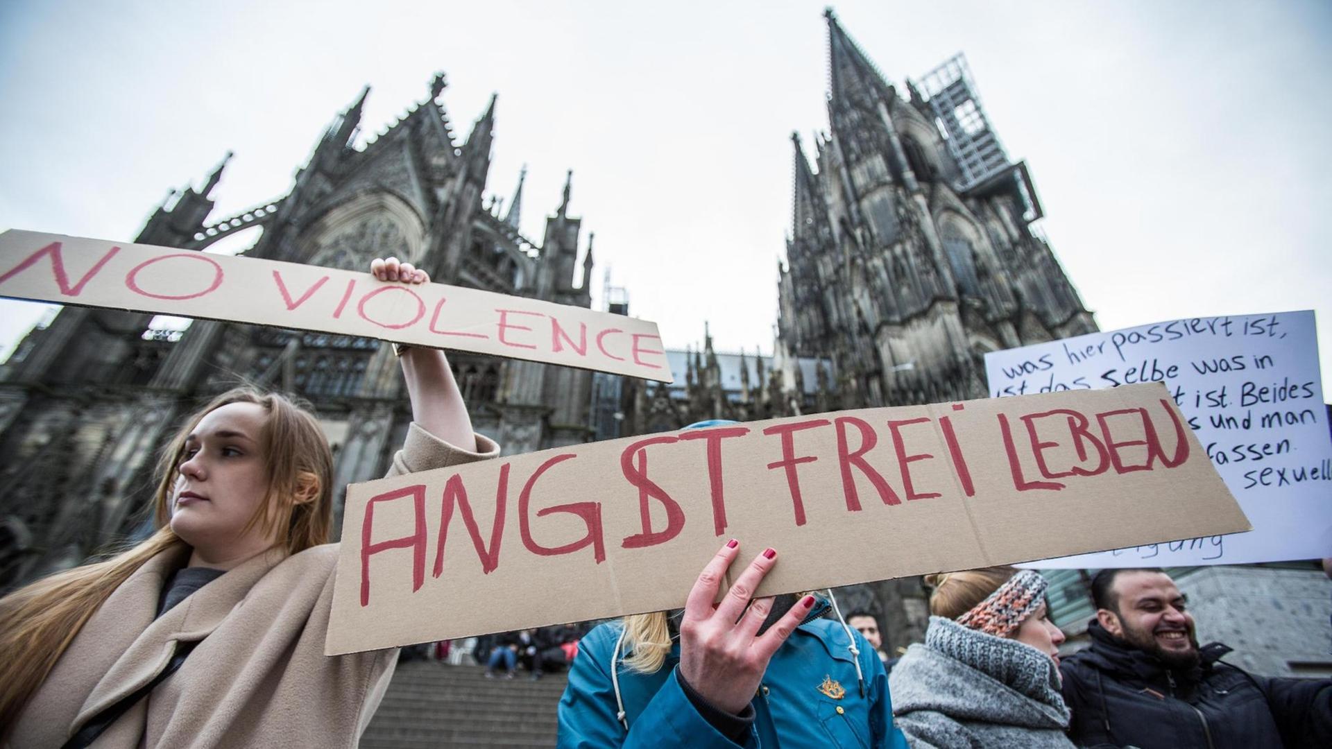 Eine Frau protestiert am 10.01.2016 in Köln vor dem Hauptbahnhof und dem Dom gegen sexuelle Gewalt mit einem Plakat "Angstfrei leben". Eine Frau protestiert am 10.01.2016 in Köln vor dem Hauptbahnhof und dem Dom gegen sexuelle Gewalt mit einem Plakat "Angstfrei leben".