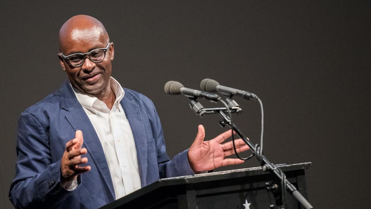 Achille Mbembe spricht am 25.05.2017 in Hamburg im Thalia Theater. Achille Mbembe spricht am 25.05.2017 in Hamburg im Thalia Theater.