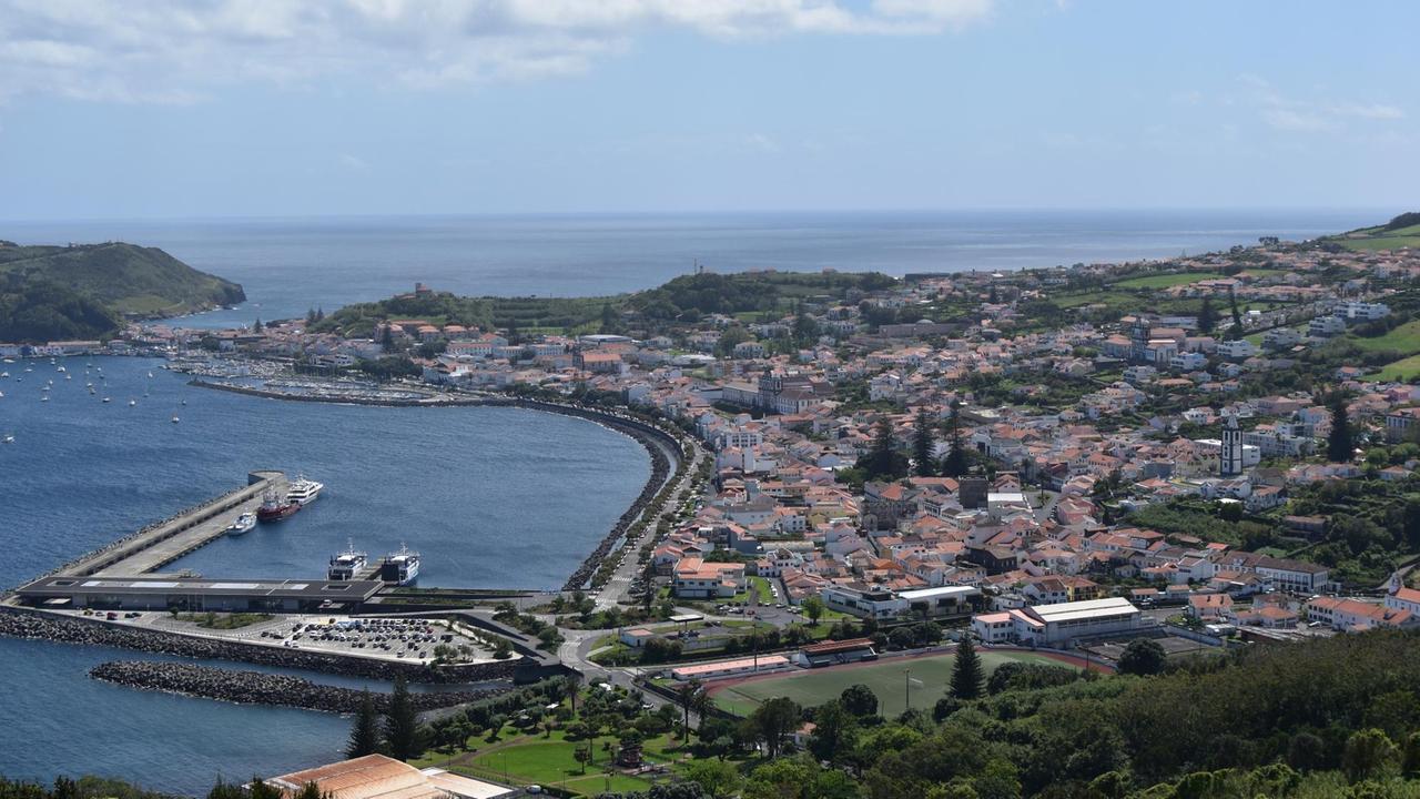 Blick von oben auf eine Stadt am Meer. Blick von oben auf eine Stadt am Meer.