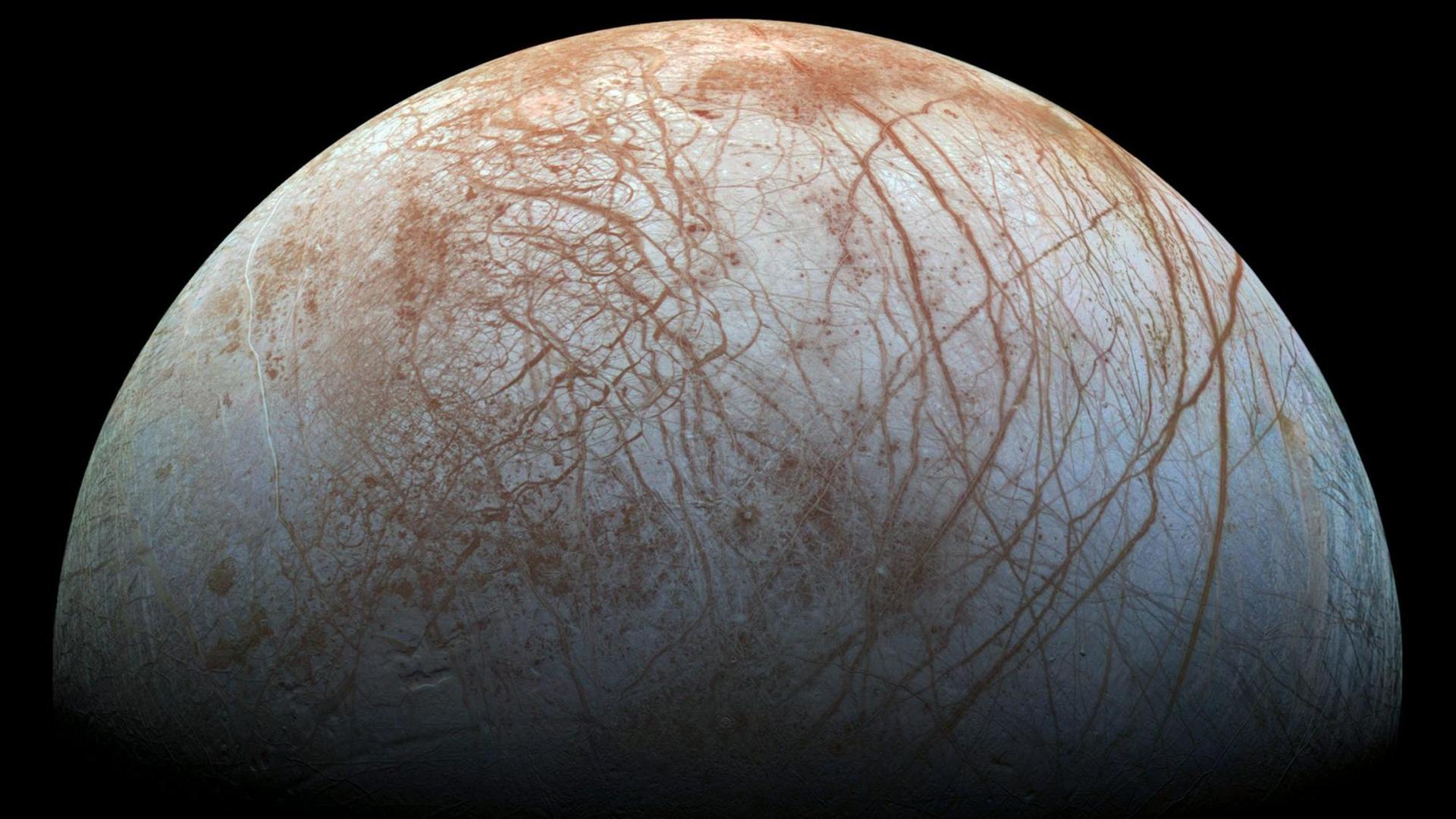 Ein überarbeitetes Bild des Mondes Europa, der den Jupiter umkreist. Aufgenommen von der NASA-Raumsonde "Galileo" Ende der 90er-Jahre. Ein überarbeitetes Bild des Mondes Europa, der den Jupiter umkreist. Aufgenommen von der NASA-Raumsonde "Galileo" Ende der 90er-Jahre.