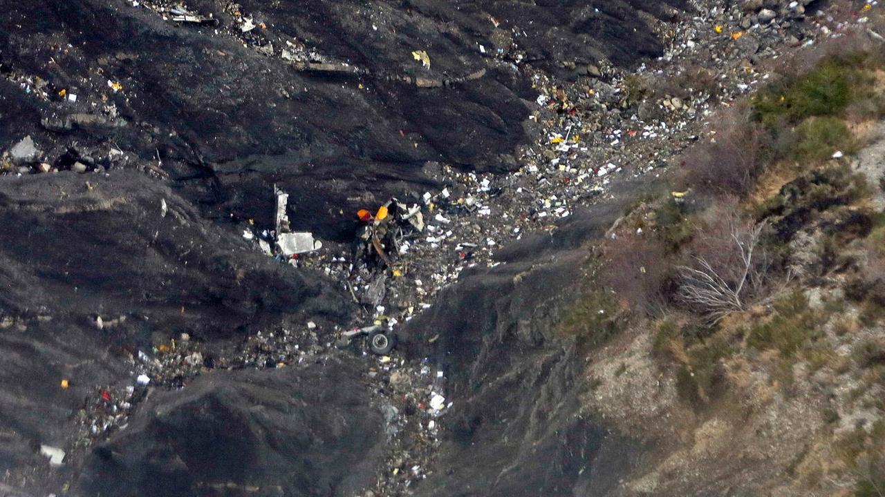 Wrackteile und Trümmer liegen an einem Berghang nach dem Absturz einer Maschine vom Typ Airbus A320 der Fluggesellschaft Germanwings bei Seyne-les-Alpes in der Provence.