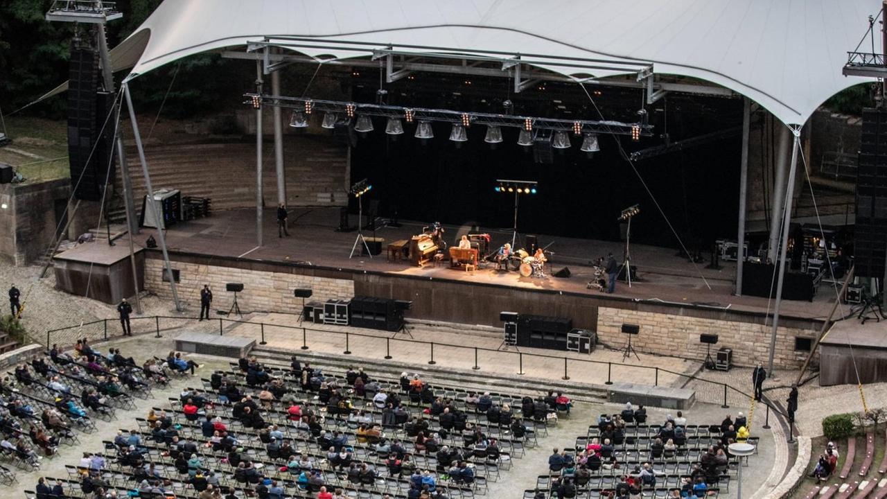 5000 Zuschauer mit Abstand zueienander beim Helge-Schneider-Konzert in der Waldbuehne in Berlin im September 2020.