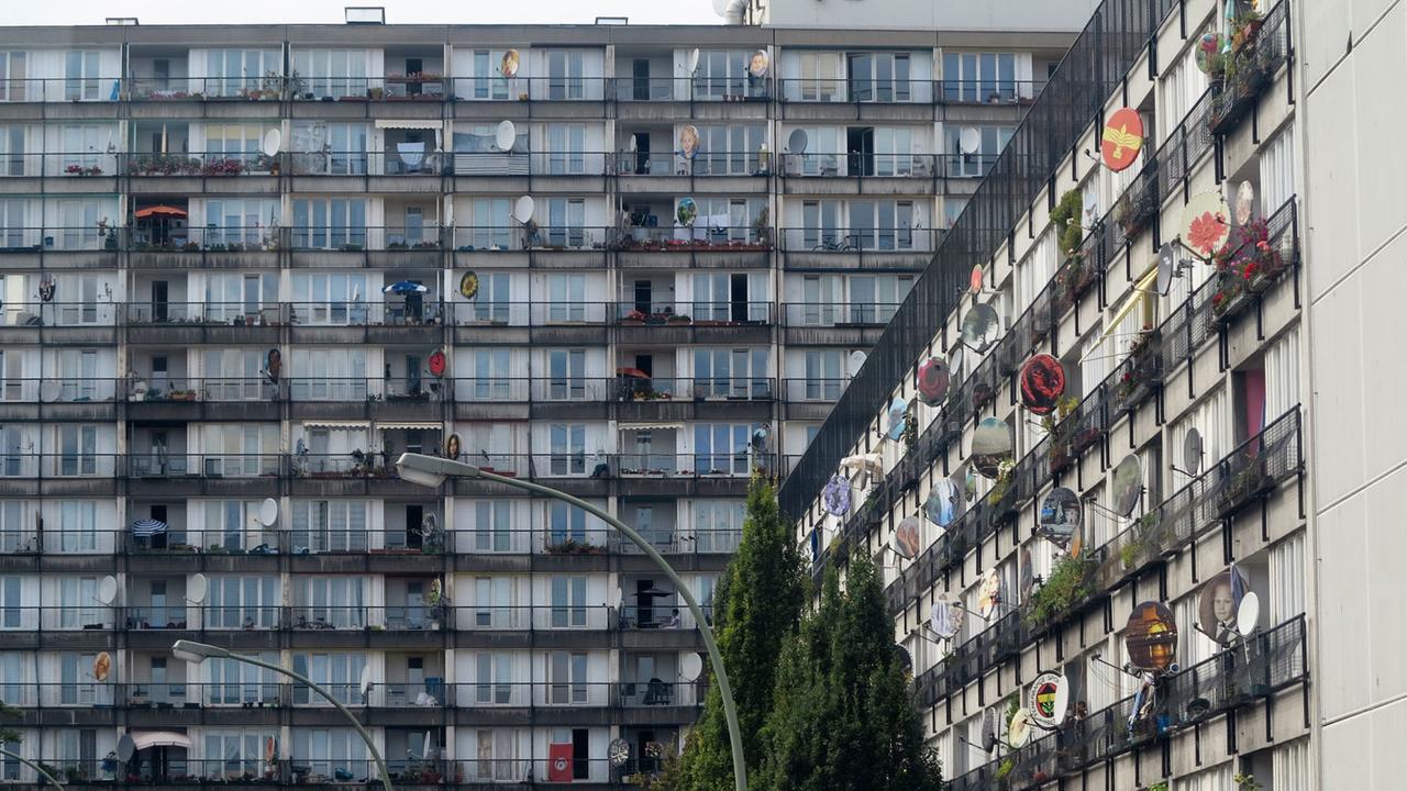 Das Pallasseum (ursprünglich Wohnen am Kleistpark, im Volksmund "Sozialpalast") ist ein Wohnblock im Berliner Ortsteil Schöneberg. Das Gebäude wurde 1977 nach Entwürfen des Architekten Jürgen Sawade errichtet. Das Pallasseum (ursprünglich Wohnen am Kleistpark, im Volksmund "Sozialpalast") ist ein Wohnblock im Berliner Ortsteil Schöneberg. Das Gebäude wurde 1977 nach Entwürfen des Architekten Jürgen Sawade errichtet.