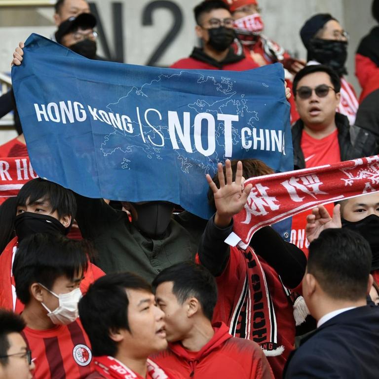 Fans von Hongkong halten ein Banner mit der Aufschrift "Hong Kong ist nicht China" während des Spiels zwischen Hongkong und China bei Ostasiatischen Meisterschaft in Südkorea im Dezember 2019.