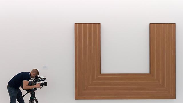 Frank Stellas Werk "Lake City" im Baseler Museum für Gegenwartskunst, daneben ein Kameramann.