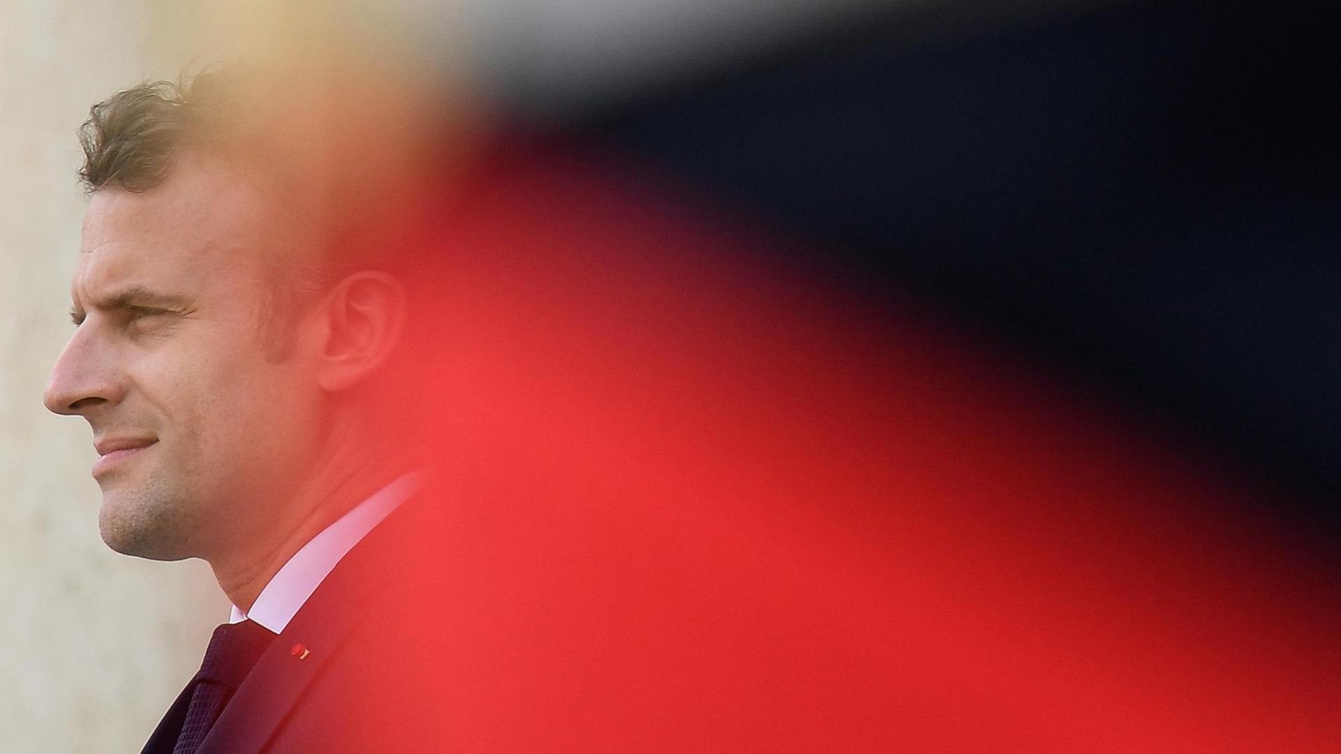 Aufnahme des Seitenprofils von Emmanuel Macron Aufnahme des Seitenprofils von Emmanuel Macron