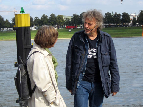 Am Rhein: Wolfgang Niedecken und Renate Schönfelder (Bild: Nils Heider)