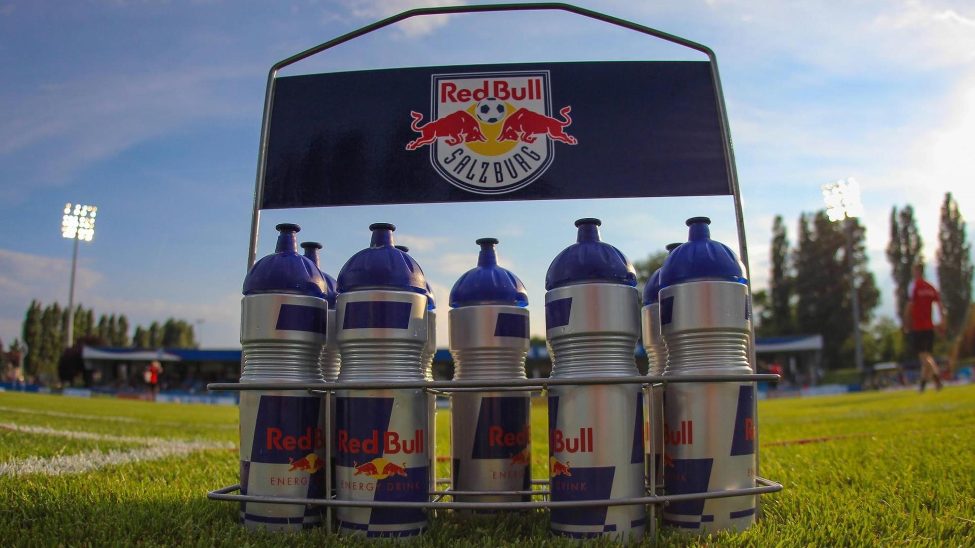 Sportler-Trinkflaschen in einem Halter mit dem Aufdruck "Red Bull Salzburg" stehen auf einem Fußballplatz Sportler-Trinkflaschen in einem Halter mit dem Aufdruck "Red Bull Salzburg" stehen auf einem Fußballplatz