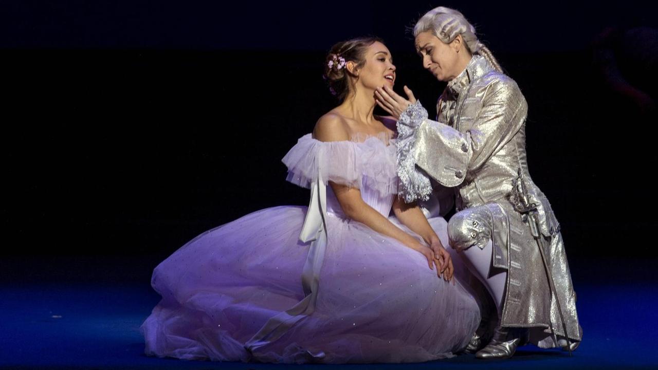 Das Foto zeigt die Sängerinnen Nadine Sierra (links) und Michèle Losier (rechts) als Sophie und Octavian in "Der Rosenkavalier" von Richard Strauss an der Berliner Staatsoper Unter den Linden. Das Foto zeigt die Sängerinnen Nadine Sierra (links) und Michèle Losier (rechts) als Sophie und Octavian in "Der Rosenkavalier" von Richard Strauss an der Berliner Staatsoper Unter den Linden.