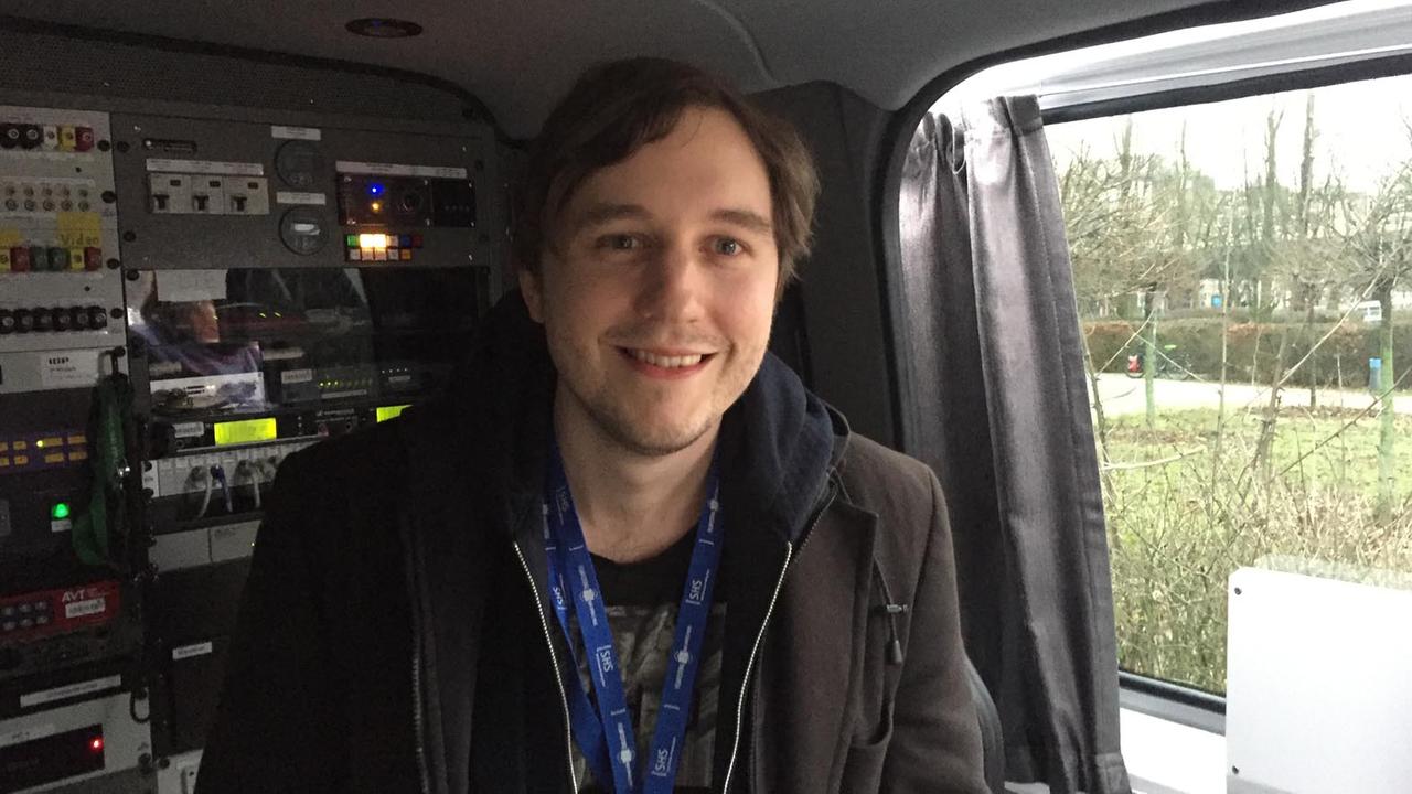Philipp Eichholtz, der Regisseur von "Luca tanzt leise", zu Besuch im Übertragungswagen vom Deutschlandradio Kultur. Philipp Eichholtz, der Regisseur von "Luca tanzt leise", zu Besuch im Übertragungswagen vom Deutschlandradio Kultur.