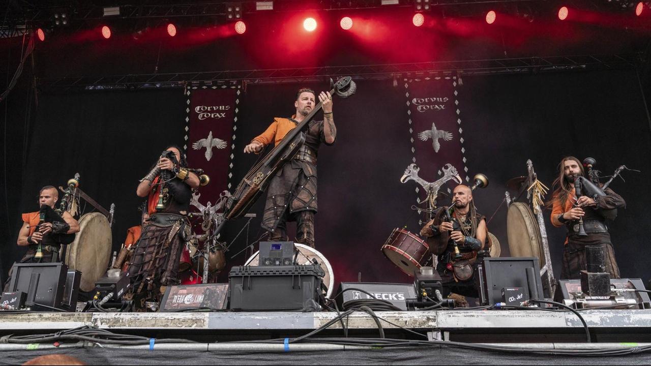 Corvus Corax auf der Bühne beim M'era Luna Festival 2019. Corvus Corax auf der Bühne beim M'era Luna Festival 2019.