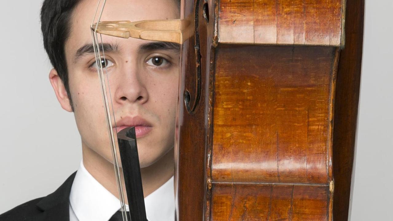 Der Musiker Jay Campbell hält sein Cello in den Händen. Der Musiker Jay Campbell hält sein Cello in den Händen.