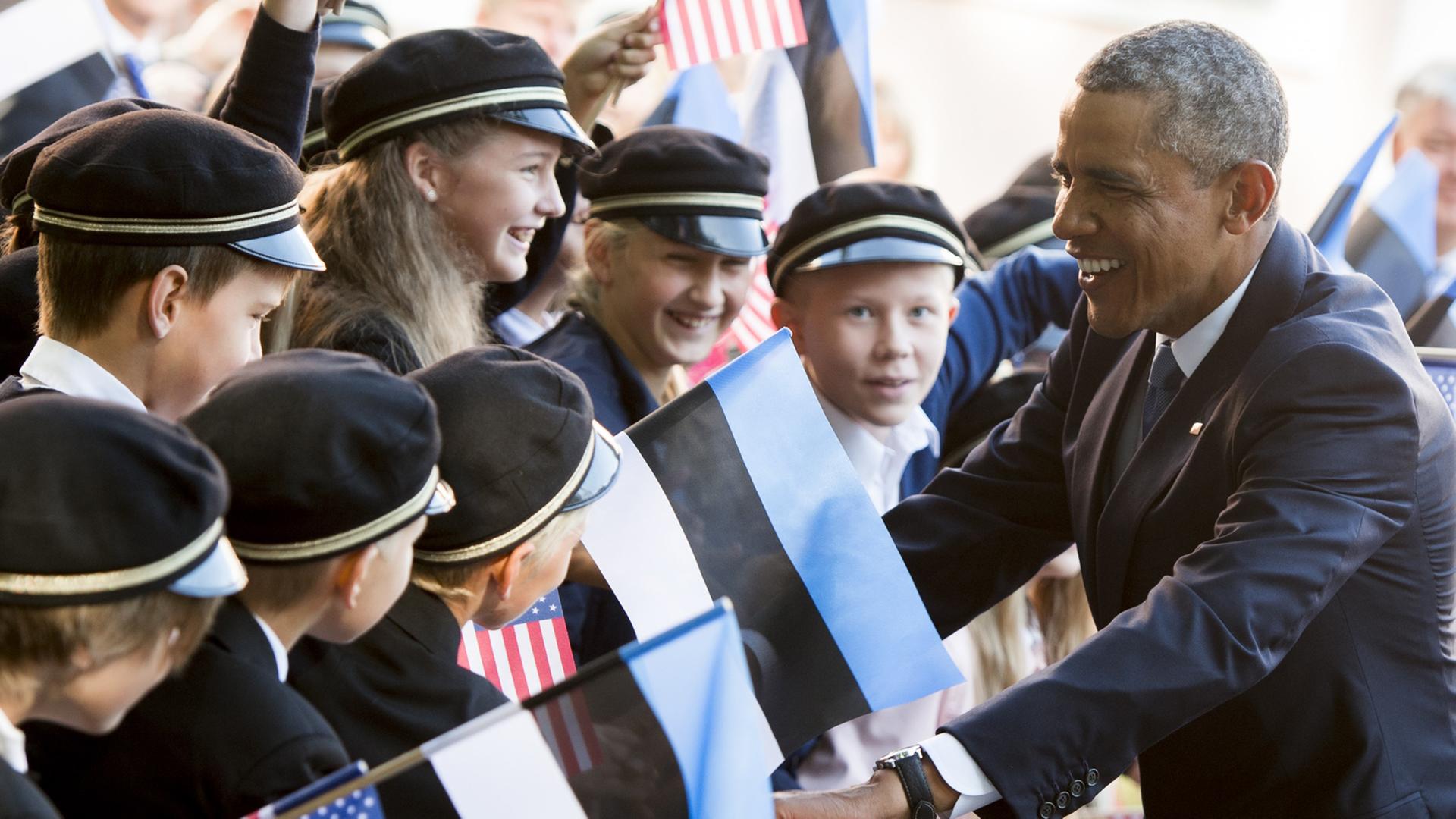 US-Präsident Obama wird bei seiner Ankunft in Tallin von Schülern begrüßt. US-Präsident Obama wird bei seiner Ankunft in Tallin von Schülern begrüßt.