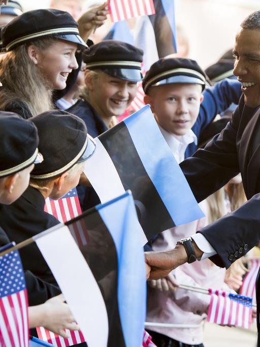 US-Präsident Obama wird bei seiner Ankunft in Tallin von Schülern begrüßt.