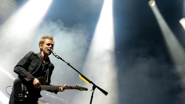 Der Sänger Matthew Bellamy von der britischen Band Muse steht beim Musikfestival "Rockavaria" auf der Bühne.