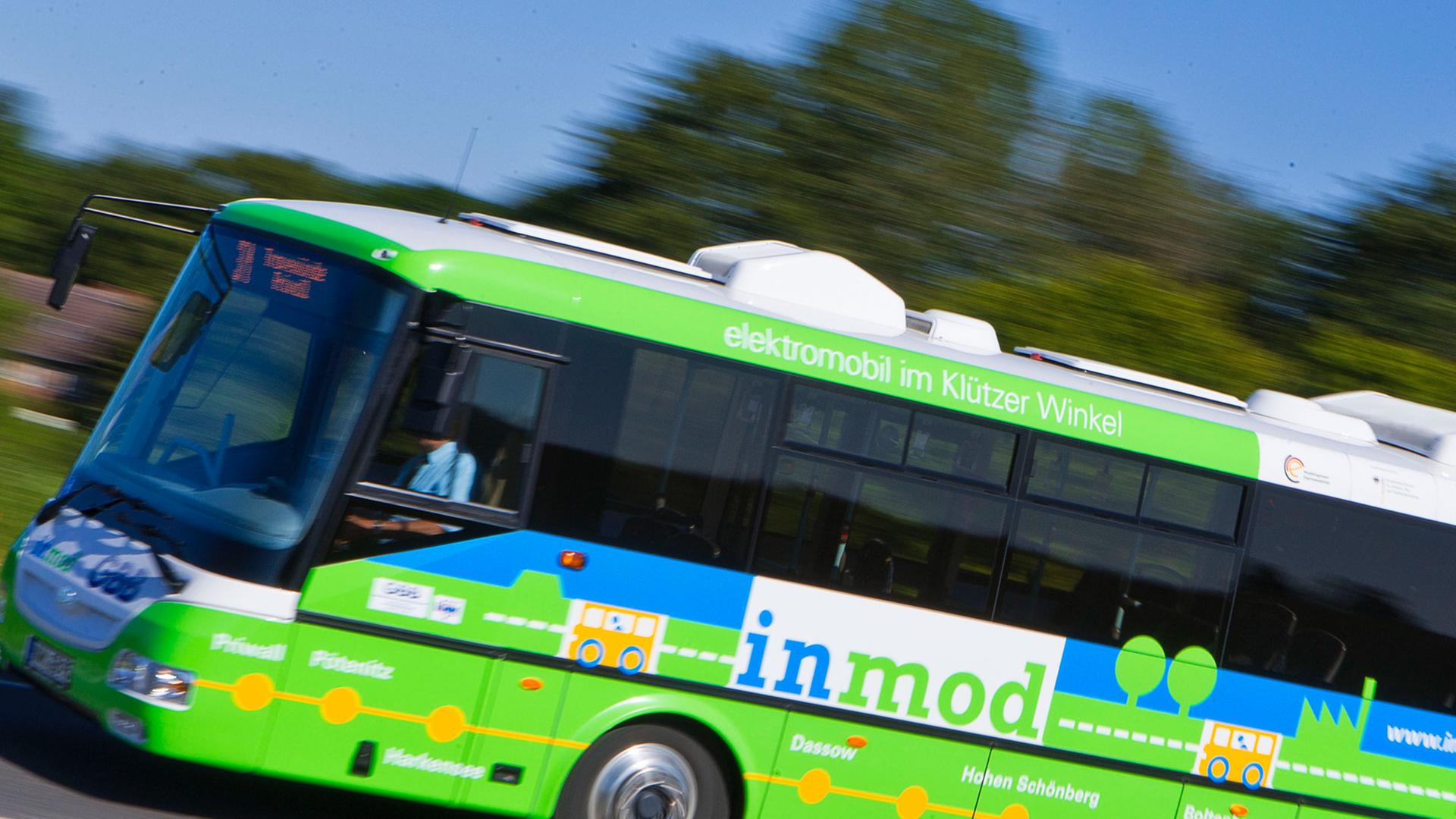 Ein spezieller Elektrobus fährt am 06.06.2013 auf der Straße zwischen Boltenhagen und Klütz (Mecklenburg-Vorpommern) Ein spezieller Elektrobus fährt am 06.06.2013 auf der Straße zwischen Boltenhagen und Klütz (Mecklenburg-Vorpommern)