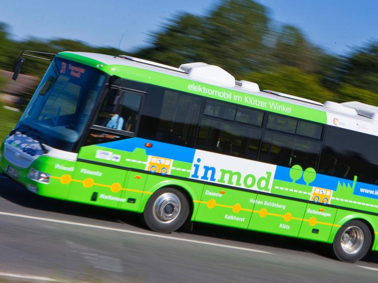 Ein spezieller Elektrobus fährt am 06.06.2013 auf der Straße zwischen Boltenhagen und Klütz (Mecklenburg-Vorpommern)