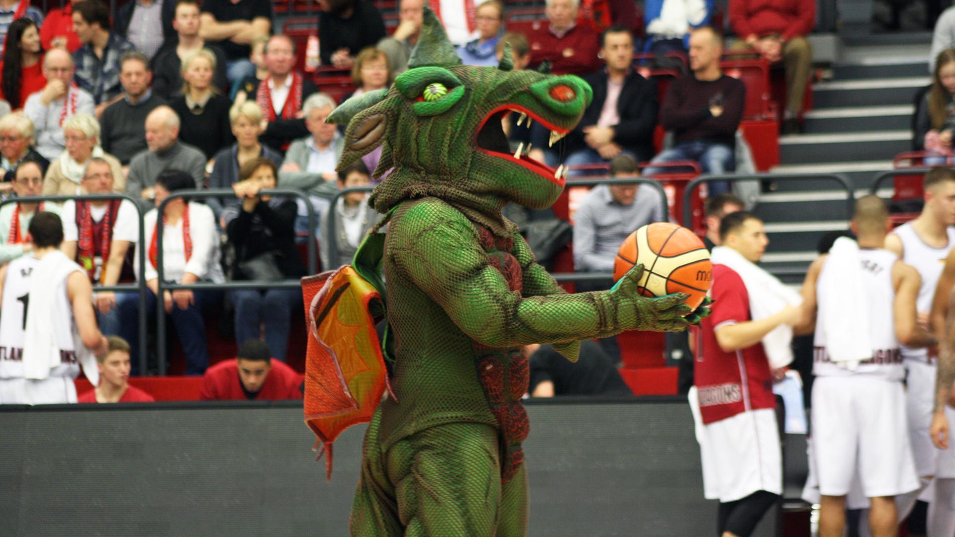 Maskottchen "Tobi der Drache" beim Spiel der Basketballmannschaft Artland Dragons gegen die Itzehoe Eagles Maskottchen "Tobi der Drache" beim Spiel der Basketballmannschaft Artland Dragons gegen die Itzehoe Eagles
