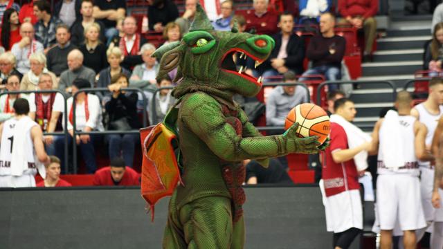 Maskottchen "Tobi der Drache" beim Spiel der Basketballmannschaft Artland Dragons gegen die Itzehoe Eagles