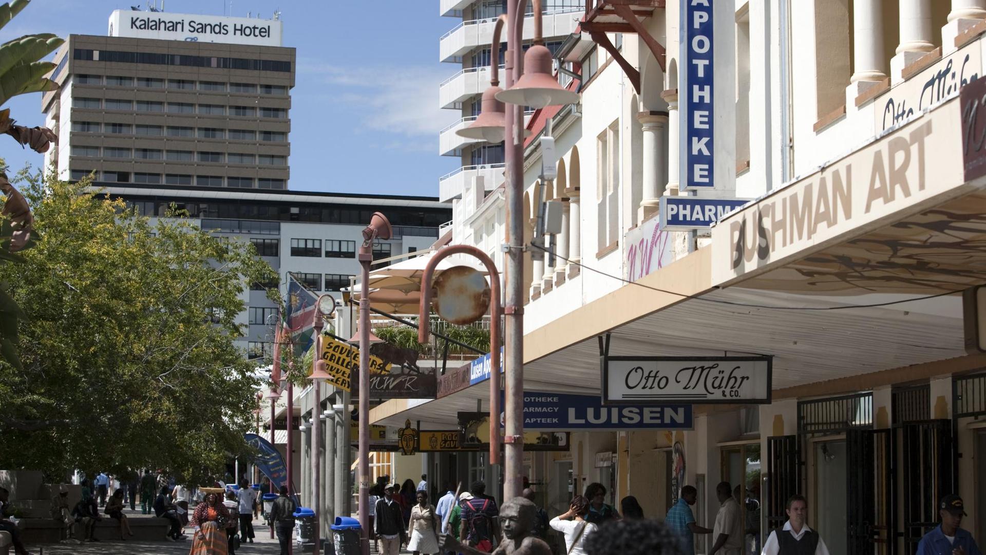 Blick auf die Independence Avenue in der Innenstadt von Windhoek, der Hauptstadt von Namibia Blick auf die Independence Avenue in der Innenstadt von Windhoek, der Hauptstadt von Namibia