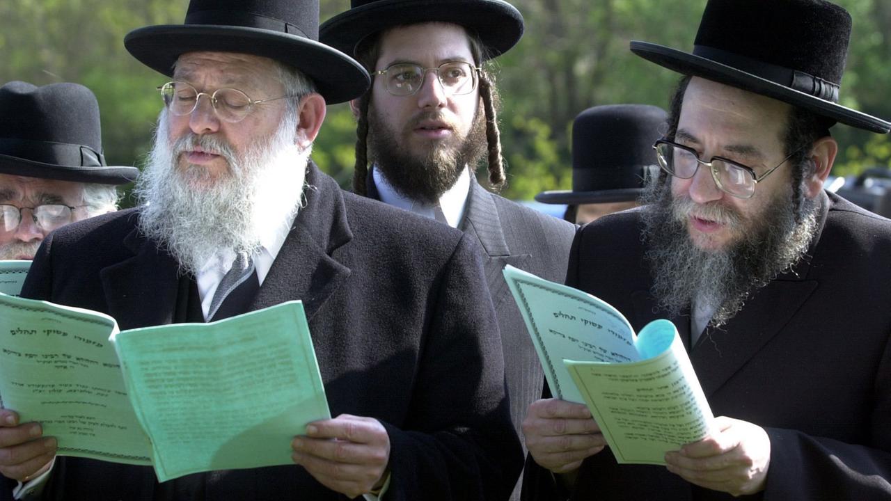 Die Rabbiner Yitshak Ehrenberg (links) und Berel Polatsek (rechts) lesen 2002 im Kaddisch, dem traditionellen jüdischen Totengebet, auf dem ehemaligen jüdischen Friedhof im polnischen Slubice. Die Rabbiner Yitshak Ehrenberg (links) und Berel Polatsek (rechts) lesen 2002 im Kaddisch, dem traditionellen jüdischen Totengebet, auf dem ehemaligen jüdischen Friedhof im polnischen Slubice.