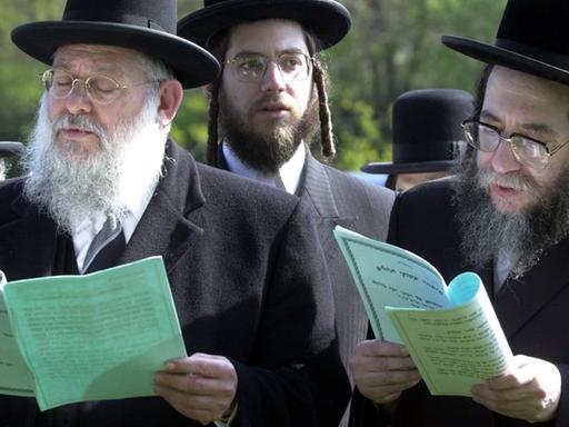 Die Rabbiner Yitshak Ehrenberg (links) und Berel Polatsek (rechts) lesen 2002 im Kaddisch, dem traditionellen jüdischen Totengebet, auf dem ehemaligen jüdischen Friedhof im polnischen Slubice.