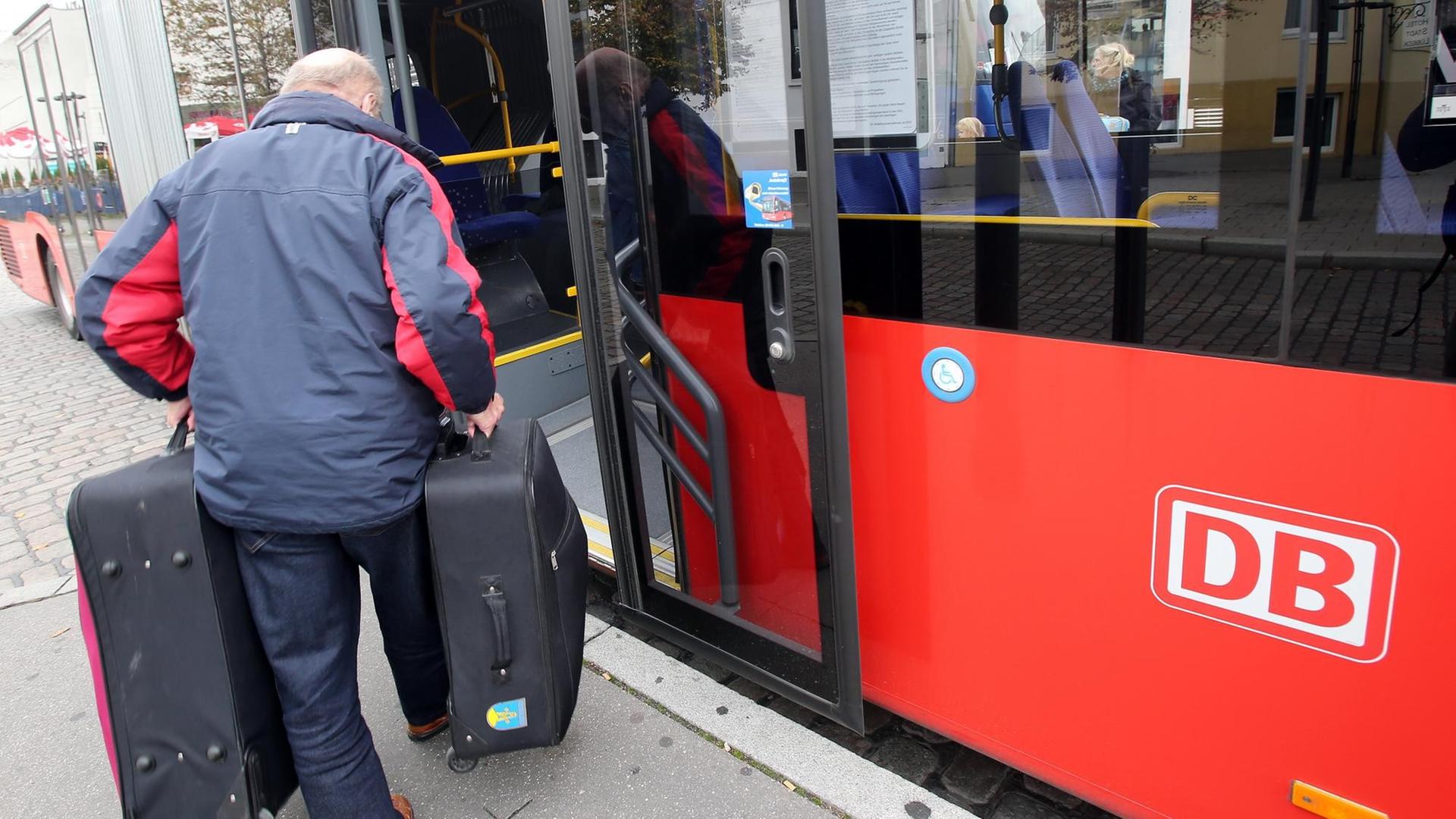 Ein Reisender steigt am 18.10.2014 am Zentralen Omnibusbahnhof (ZOB) am Hauptbahnhof in Lübeck (Schleswig-Holstein) in einen Bus der Deutschen Bahn. Ein Reisender steigt am 18.10.2014 am Zentralen Omnibusbahnhof (ZOB) am Hauptbahnhof in Lübeck (Schleswig-Holstein) in einen Bus der Deutschen Bahn.