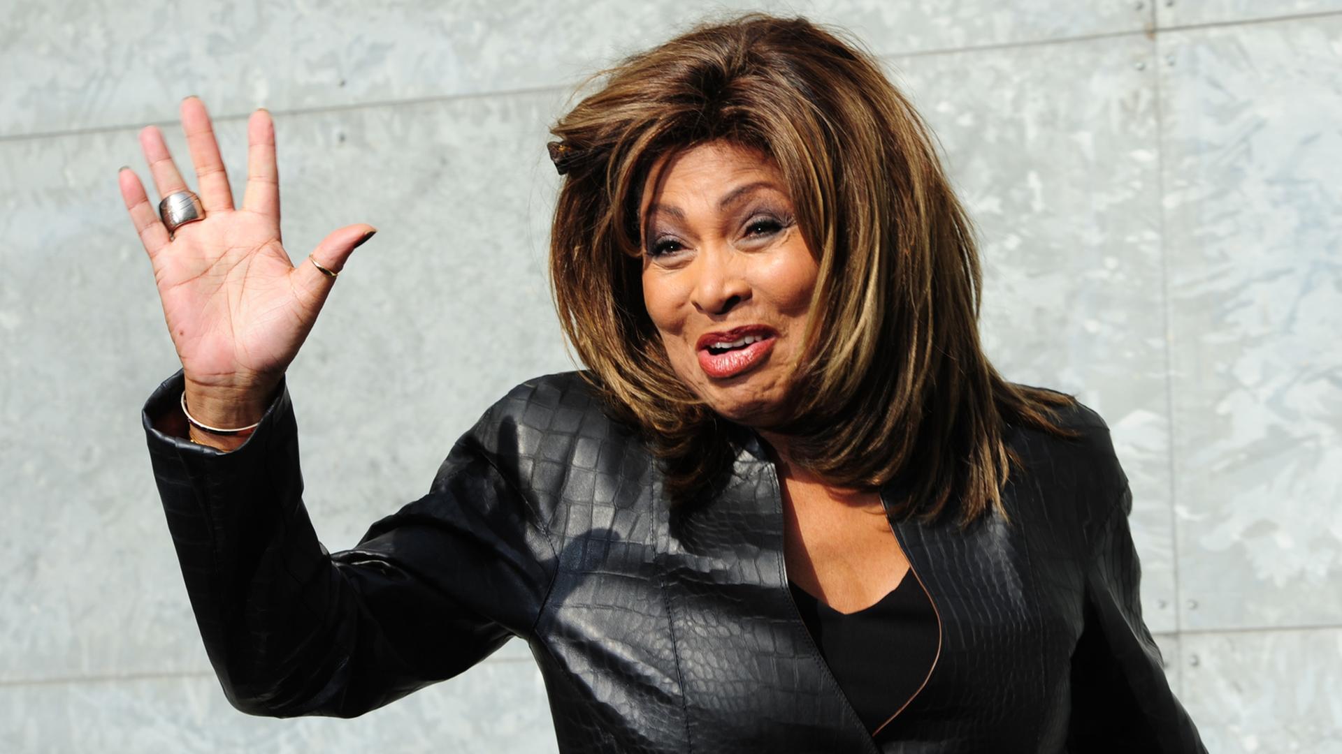 Sängerin Tina Turner bei einem Besuch der Armani-Fashion-Show in Mailand im Februar 2011. Sängerin Tina Turner bei einem Besuch der Armani-Fashion-Show in Mailand im Februar 2011.