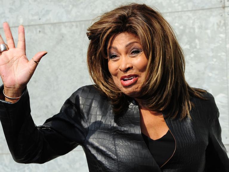 Sängerin Tina Turner bei einem Besuch der Armani-Fashion-Show in Mailand im Februar 2011.