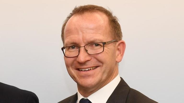 Ammon lächelt in die Kamera Ammon lächelt in die Kamera