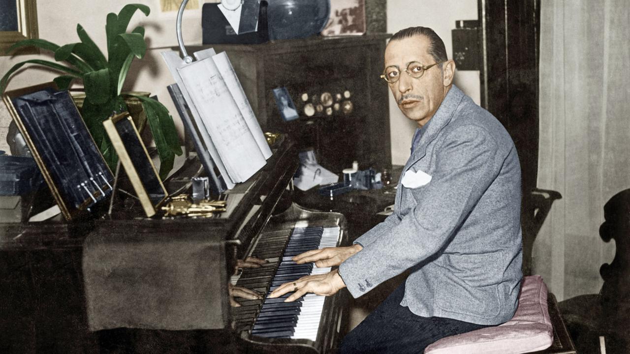 Ein digital koloriertes Foto zeigt Igor Strawinsky in seiner Pariser Wohnung am Flügel, Foto um 1934. Ein digital koloriertes Foto zeigt Igor Strawinsky in seiner Pariser Wohnung am Flügel, Foto um 1934.