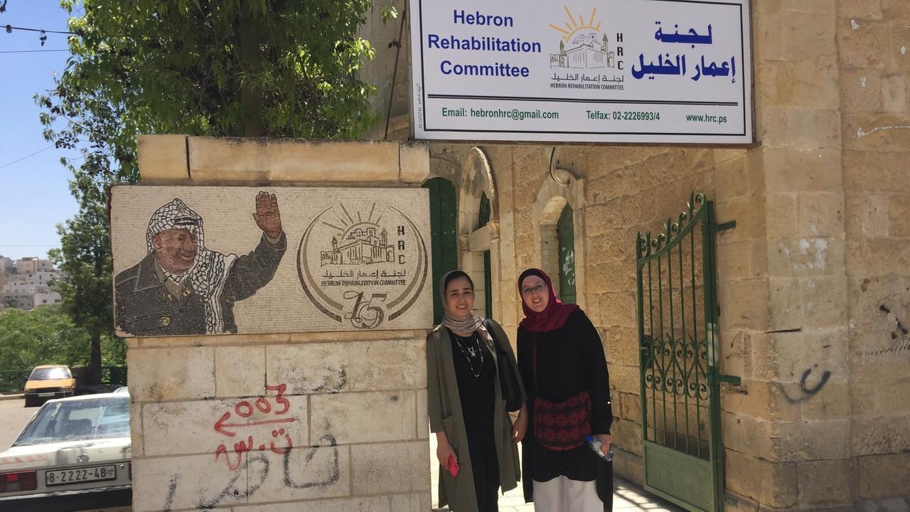 Zwei Frauen stehen am Eingang zum Büro des Komitees für die Sanierung Hebrons