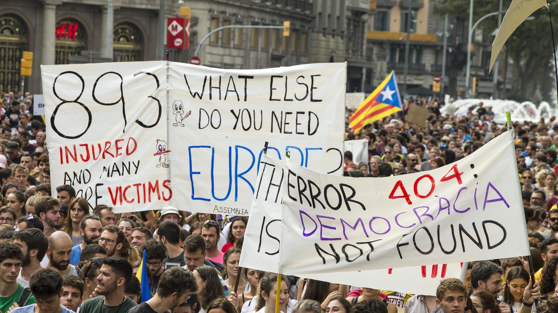 Befürworter des katalanischen Unabhängigkeitsreferendums demonstrieren am 03.10.2017 in Barcelona (Spanien). Nach dem umstrittenen Referendum in Katalonien bereitet sich die Regionalregierung von Puigdemont nach eigenen Angaben auf die Abspaltung von Spanien vor. Für Dienstag riefen Gewerkschaften und andere Organisationen aus Protest gegen das harte Vorgehen der von Madrid nach Katalonien entsandten staatlichen Polizeieinheiten zu einem Generalstreik in ganz Katalonien auf. Befürworter des katalanischen Unabhängigkeitsreferendums demonstrieren am 03.10.2017 in Barcelona (Spanien). Nach dem umstrittenen Referendum in Katalonien bereitet sich die Regionalregierung von Puigdemont nach eigenen Angaben auf die Abspaltung von Spanien vor. Für Dienstag riefen Gewerkschaften und andere Organisationen aus Protest gegen das harte Vorgehen der von Madrid nach Katalonien entsandten staatlichen Polizeieinheiten zu einem Generalstreik in ganz Katalonien auf.