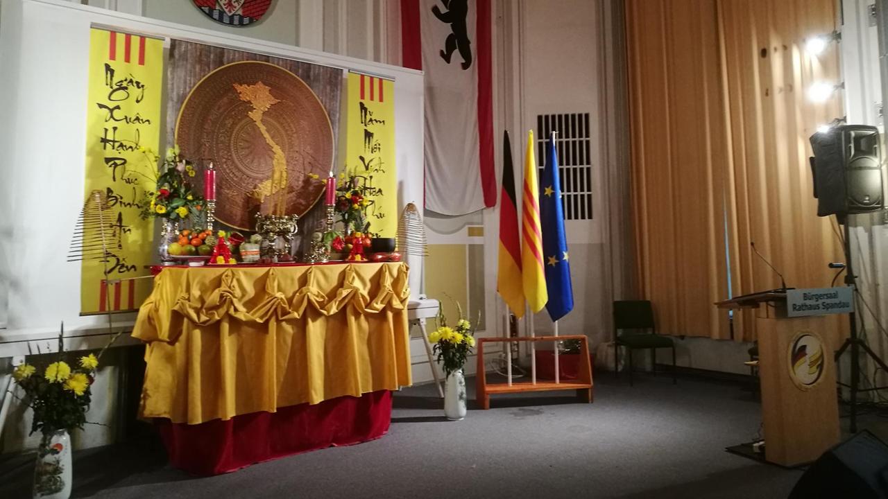 Die Bühne der Têt-Feier, mit südvietnamesischer Flagge neben der deutschen Flagge und Europa-Fahne Die Bühne der Têt-Feier, mit südvietnamesischer Flagge neben der deutschen Flagge und Europa-Fahne
