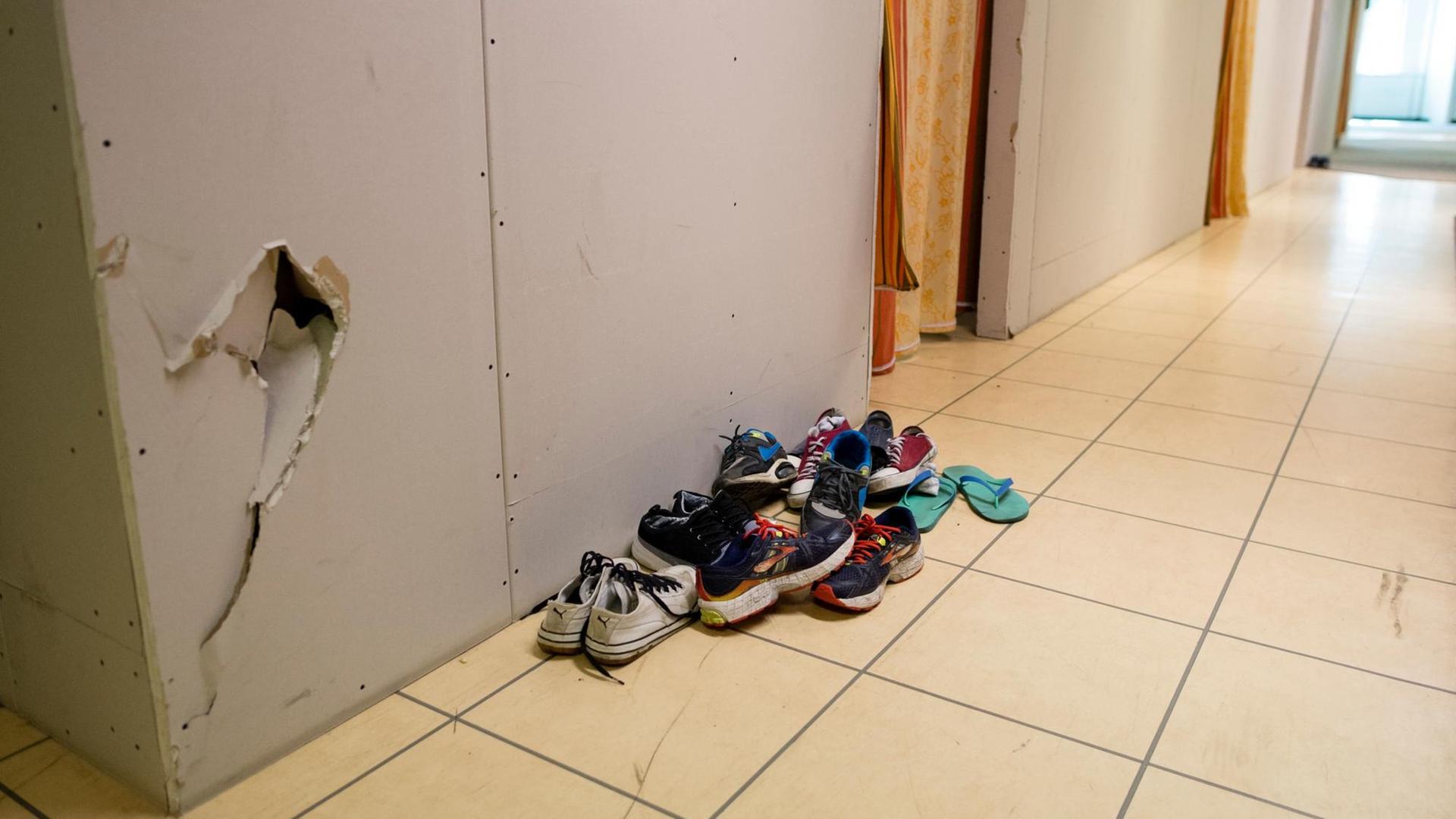 Schuhe stehe vor dem Zimmer einer Flüchtlingsfamilie in der Malteser-Flüchtlingsunterkunft in Berlin-Neukölln.