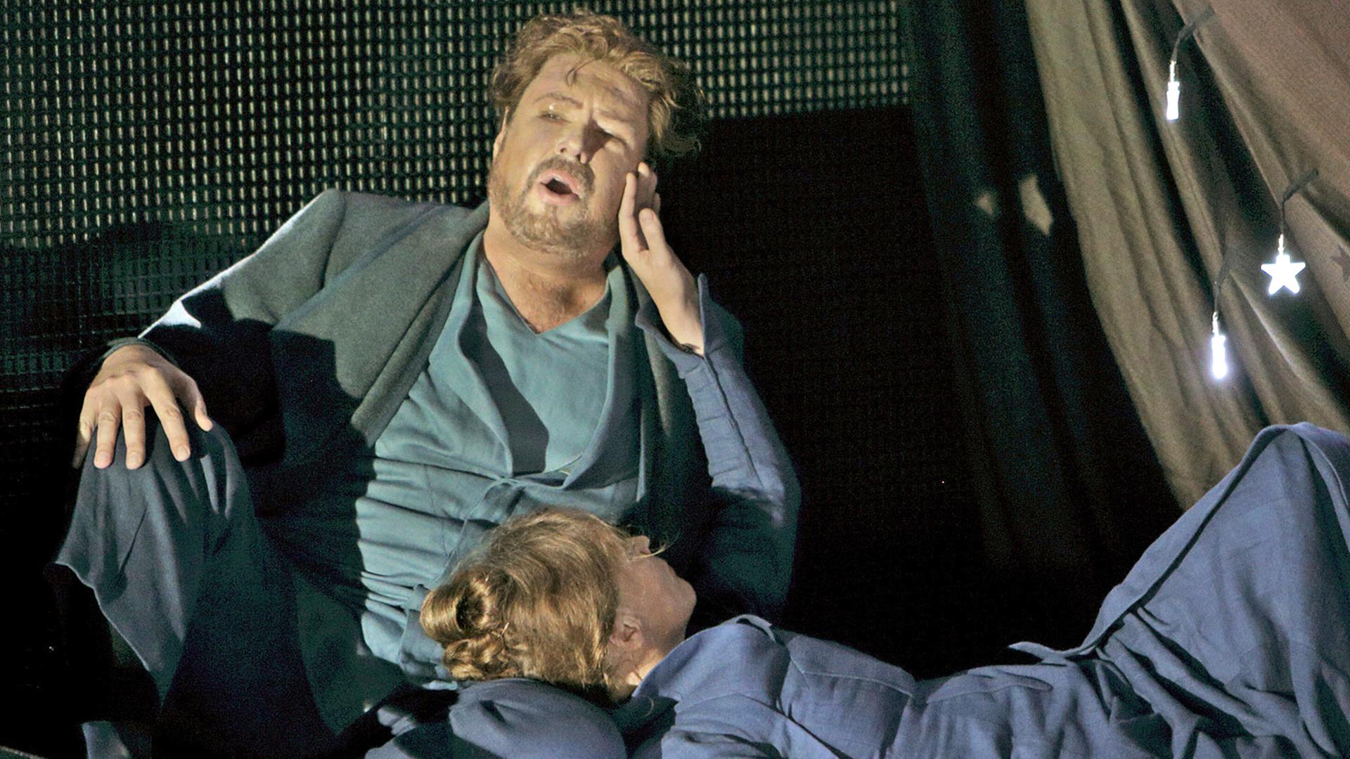 Katharina Wagner inszeniert "Tristan und Isolde" in Bayreuth: Probenfoto mit Evelyn Herlitzius als Isolde und Stephen Gould als Tristan Katharina Wagner inszeniert "Tristan und Isolde" in Bayreuth: Probenfoto mit Evelyn Herlitzius als Isolde und Stephen Gould als Tristan