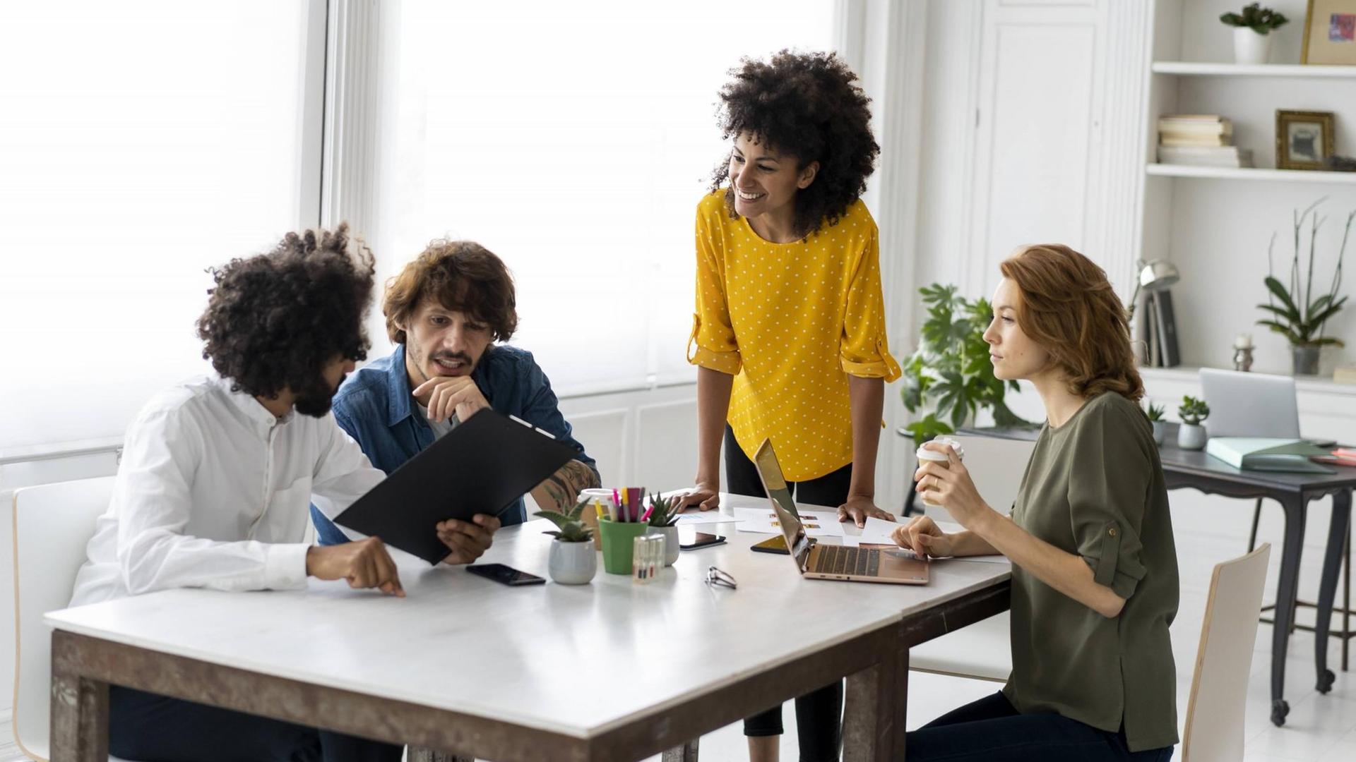 Ein Team junger Kreativer arbeitet zusammen im Büro. Ein Team junger Kreativer arbeitet zusammen im Büro.