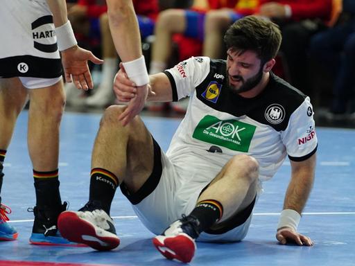 Der deutsche Handball-Nationalspieler Tim Suton sitzt verletzt am Boden