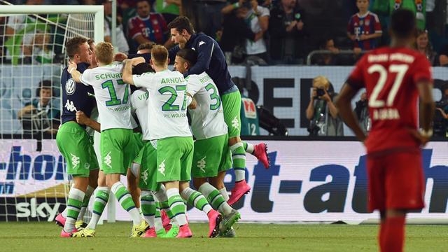 Die Mannschaft vom VfL Wolfsburg freut sich über den Gewinn des Supercup am 1.8.2015 gegen den FC Bayern.