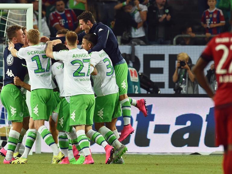 Die Mannschaft vom VfL Wolfsburg freut sich über den Gewinn des Supercup am 1.8.2015 gegen den FC Bayern.