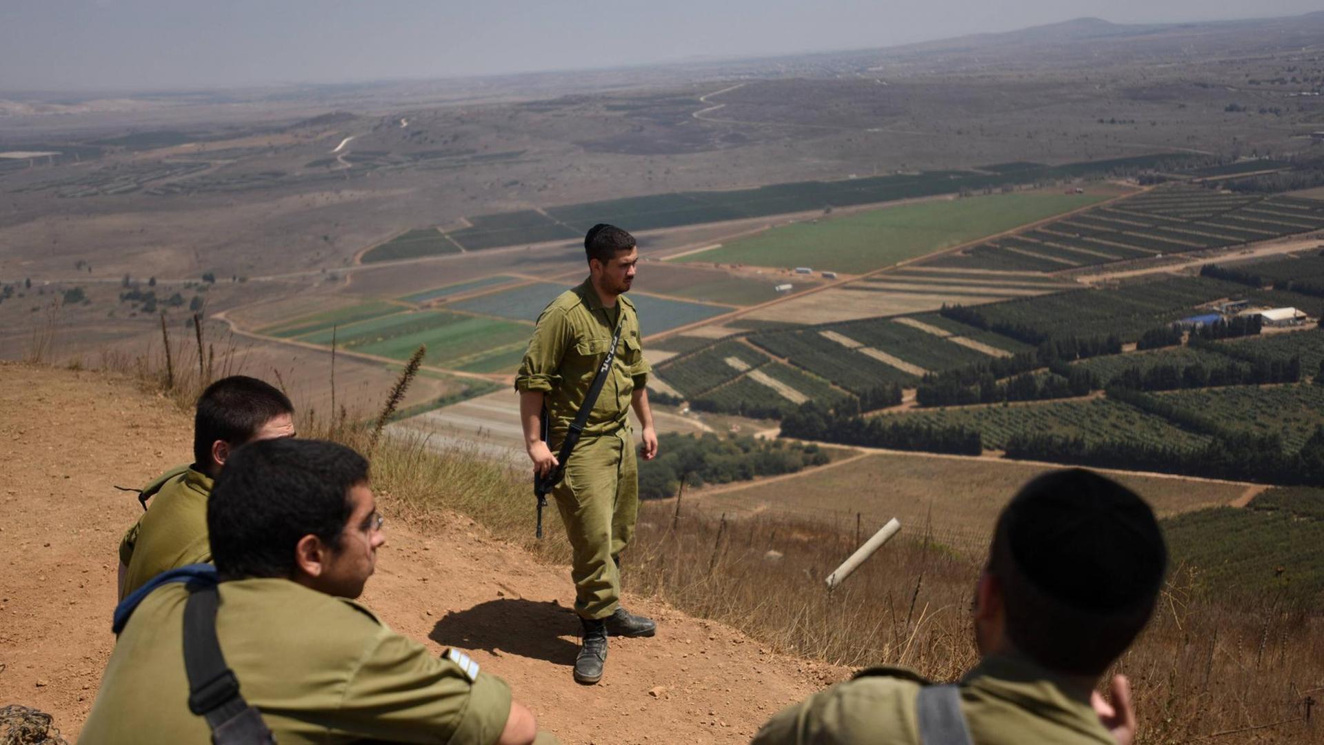 Israelische Soldaten auf dem erloschenen Vulkan Bental auf den Golanhöhen im August 2015