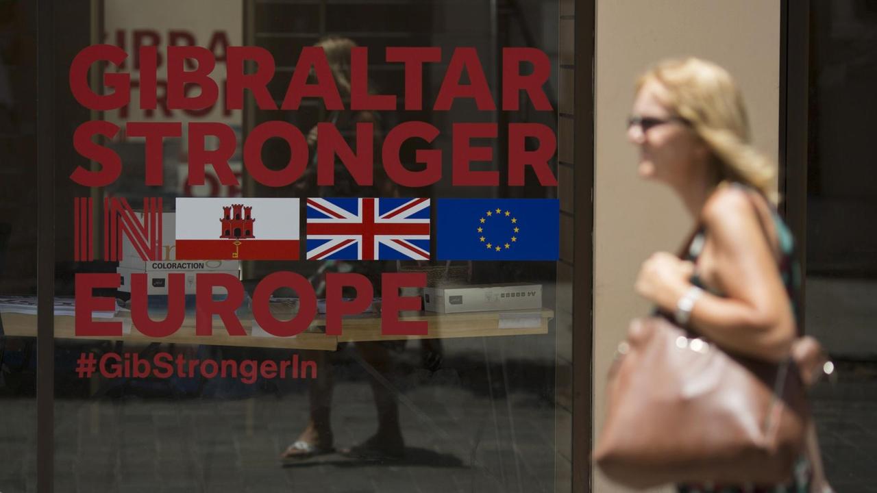 Eine Frau geht einen Tag nach dem Brexit-Referendum am Büro der Remain-Kampagne in Gibraltar vorbei.
Eine Frau geht einen Tag nach dem Brexit-Referendum am Büro der Remain-Kampagne in Gibraltar vorbei.