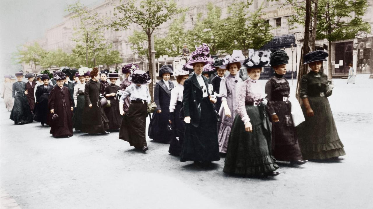 Zahlreiche Frauen demonstrieren für das Frauenwahlrecht am 12. Mai 1912 in Berlin. 