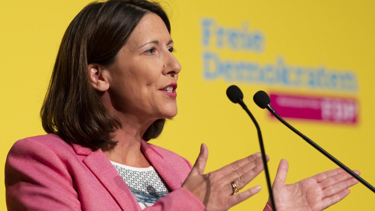 Daniela Schmitt, stellvertretende FDP-Landesvorsitzende und Spitzenkandidatin für die kommende Landtagswahl, spricht beim Landesparteitag der rheinland-pfälzischen FDP. Die Freien Demokraten beschlossen hier ihr Programm für die bevorstehende Landtagswahl im März. Daniela Schmitt, stellvertretende FDP-Landesvorsitzende und Spitzenkandidatin für die kommende Landtagswahl, spricht beim Landesparteitag der rheinland-pfälzischen FDP. Die Freien Demokraten beschlossen hier ihr Programm für die bevorstehende Landtagswahl im März.