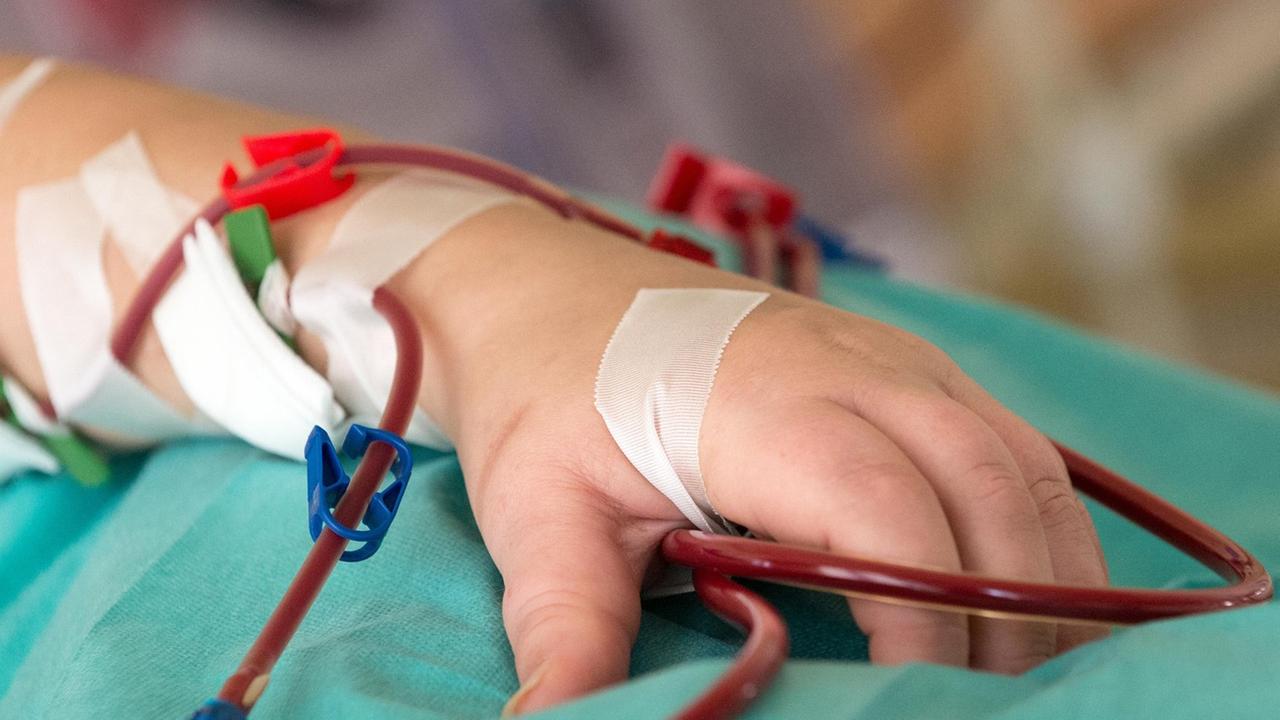 Ein junger Patient an der Dialyse im Werner-Forßmann-Krankenhaus in Eberswalde Ein junger Patient an der Dialyse im Werner-Forßmann-Krankenhaus in Eberswalde